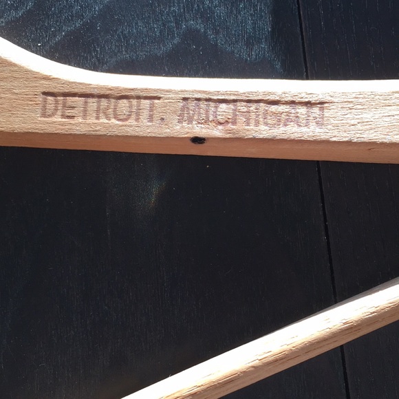 VTG wooden Hughes Hatcher suffrin garment hanger - Picture 3 of 6